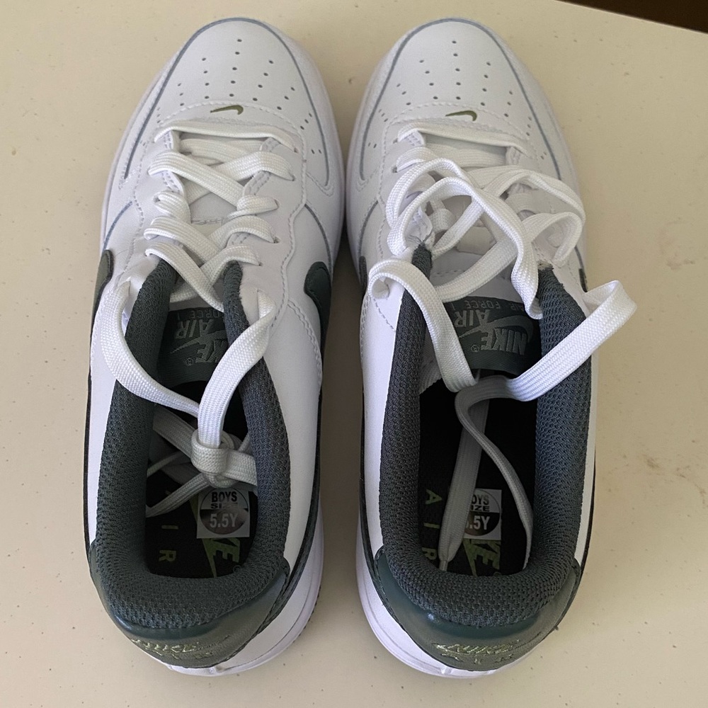 Nike Air White and Dark Green Air Forces - Picture 3 of 4